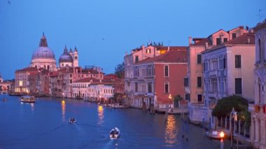 Akşamleyin Ponte dell 'Accademia Köprüsü' nden Venedik Büyük Kanalı 'na tekne ve Santa Maria della Salute kilisesi manzarası. Venedik, İtalya. Yatay kamera tavası