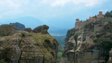 Yunanistan 'ın ünlü meteoroloji merkezi Meteora' daki Varlaam Manastırı ve Büyük Meteoron Manastırı günbatımında manzara manzarası ile. Yatay kamera tavası