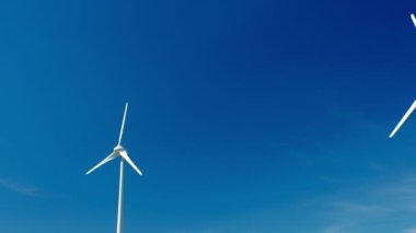 Yeşil yenilenebilir alternatif enerji kavramı - rüzgar jeneratörü gökyüzünde elektrik üreten türbinler. Yatay kamera tavası