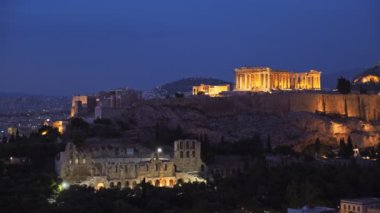 Ünlü Yunan turistik beldesi - Atina Akropolü 'ndeki ikonik Parthenon Tapınağı, akşam mavi saatlerde Philopappos Hill' den, Atina, Yunanistan 'dan görüldü. Yatay kamera tavası