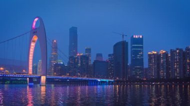 Guangzhou 'nun Zhujiang İnci Nehri üzerindeki Liede Köprüsü manzarası ve geceleri aydınlanan finansal bölgenin modern gökdelenleri. Guangzhou, Çin