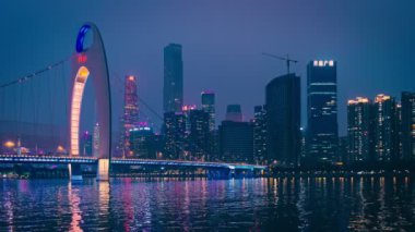Guangzhou 'nun Zhujiang İnci Nehri üzerindeki Liede Köprüsü manzarası ve geceleri aydınlanan finansal bölgenin modern gökdelenleri. Guangzhou, Çin