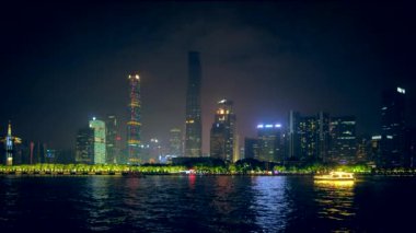 Turistik tekne ile Pearl Nehri üzerinde Guangzhou şehir manzarası silueti akşam aydınlatılmış. Guangzhou, Çin
