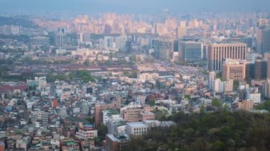 Seul şehir merkezi ve Inwang Dağı 'ndan gün batımı manzaralı Gyeongbokgung Sarayı. Seul, Güney Kore.