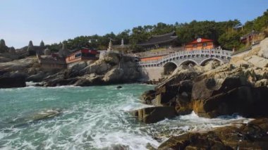 BUSAN, Güney Kore - 12 Nisan 2017: insanlar kıyıdaki Haedong Yonggungsa Tapınağını ziyaret ediyor. Busan, Güney Kore