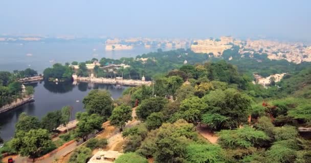 从缆车缆绳道上鸟瞰皮科拉湖全景 有贾曼迪尔湖花园宫 贾尼瓦湖宫和城市宫 Udaipur Rajasthan India 横向跟踪射击 — 图库视频影像