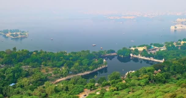 毕霍拉湖空中全景 有雅格曼德尔湖花园宫 雅格尼亚斯湖宫 城市宫和缆车缆绳道 Udaipur Rajasthan India 水平摄像盘 — 图库视频影像
