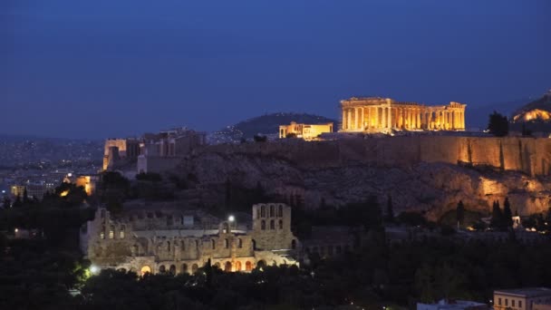 有名なギリシャ人観光客のランドマーク アテネのアクロポリスにある象徴的なパルテノン神殿は 夕方の青い時間 ギリシャのアテネのフィロポスヒルから見ることができます 横カメラ — ストック動画