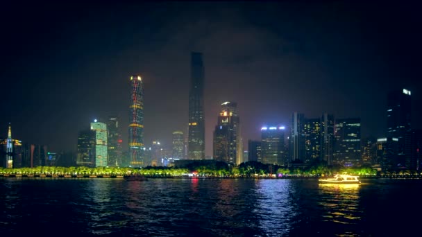 Guangzhou Stadsbilden Skyline Över Pearl River Med Turistbåt Upplyst Kvällen — Stockvideo