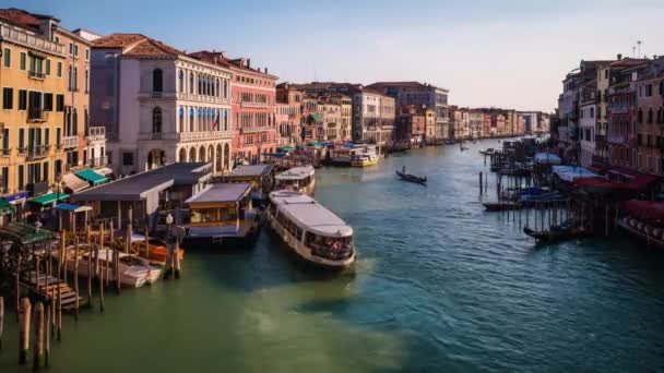 Вениция Италия Июля 2019 Года Хронометраж Большого Канала Движущимися Лодками — стоковое видео