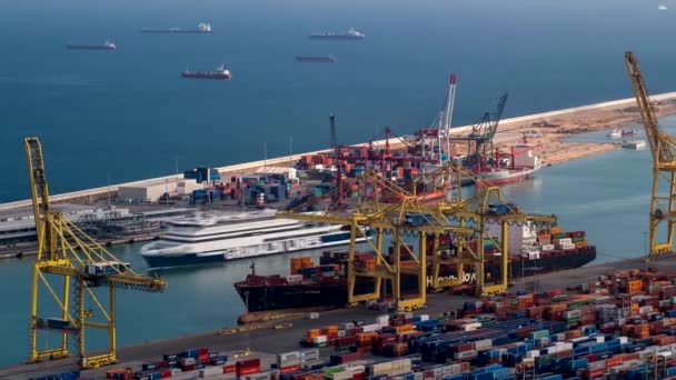 バルセロナ スパイナ April 2019 船積みコンテナを移動するストラドルキャリアトラックとバルセロナの港ターミナルに荷を下ろす船の航空時刻表 横カメラ — ストック動画