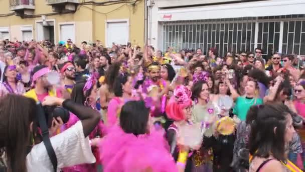 リスボン ポルトガル 2023年2月18日 芸術集団Clandestine Colombinaによるリスボンの通りでのカーニバルパレード — ストック動画