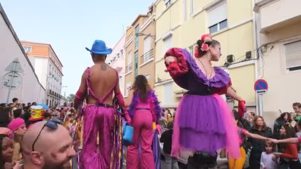 リスボン ポルトガル 2023年2月18日 芸術集団Clandestine Colombinaによるリスボンの通りでのカーニバルパレード — ストック動画