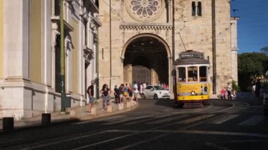 Lizbon, Portekiz - 4 Eylül 2022: Lizbon Katedrali 'nin önündeki ünlü klasik sarı tramvay - Lizbon' un ünlü turizm ve turizm merkezi