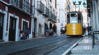 Lizbon, Portekiz - 16 Eylül 2022: Bica Asansörü Bica Funicular (Elevador da Bica) Lizbon 'un en tipik mahallelerinden birinde sarı renkli füniküler