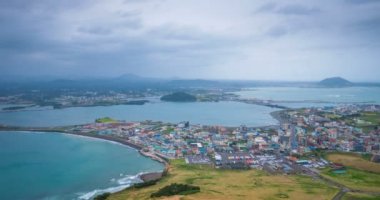 Jeju, Güney Kore - 10 Nisan 2017: Seongsan Ilchulbong 'dan Jeju adasındaki Seongsan-ri köyünün zamanlaması