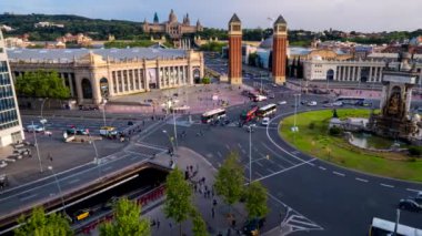 BARCELONA, İspanya - 17 Nisan 2019: Placa d 'Espanya, Plaza de Espana, İspanya' nın Barcelona, Katalonya, İspanya 'da şehir trafiğinin hakim olduğu şehir meydanı. Yatay kamera tavası