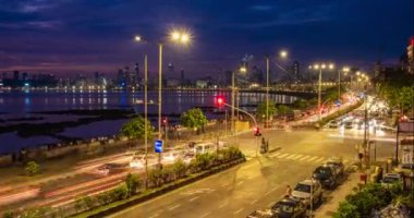 31 Ekim 2019 - MUMBAI, INDIA: Bombay 'ın ünlü ikonik turist eğlencesi Kraliçe' nin Kolye Denizcisi gecenin karanlığında araba ışık yollarıyla gezintiye çıktı. Mumbai, Maharashtra, Hindistan. Etkin büyüt