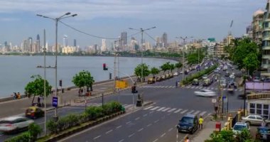 31 Ekim 2019 - MUMBAI, INDIA: Bombay 'ın ünlü ikonik turist etkinliği Queen' s Kolye Denizcisi arabalarla trafiği yürütüyor. Mumbai, Maharashtra, Hindistan. Uzaklaştırma efekti