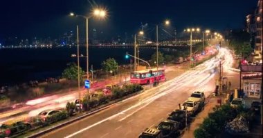 30 Ekim 2019 - Bombay 'ın ünlü ikonik turist eğlencesi MUMBAI, INDIA: Kraliçe' nin Kolye Denizcisi gecenin karanlığında araba ışık yollarıyla gezintiye çıktı. Mumbai, Maharashtra, Hindistan. Etkin büyüt