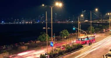 30 Ekim 2019 - Bombay 'ın ünlü ikonik turist eğlencesi MUMBAI, INDIA: Kraliçe' nin Kolye Denizcisi gecenin karanlığında araba ışık yollarıyla gezintiye çıktı. Mumbai, Maharashtra, Hindistan. Kamera tavası