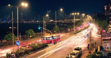 30 Ekim 2019 - Bombay 'ın ünlü ikonik turist eğlencesi MUMBAI, INDIA: Kraliçe' nin Kolye Denizcisi gecenin karanlığında araba ışık yollarıyla gezintiye çıktı. Mumbai, Maharashtra, Hindistan. Uzaklaştırma efekti