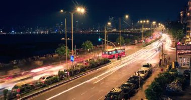 30 Ekim 2019 - Bombay 'ın ünlü ikonik turist eğlencesi MUMBAI, INDIA: Kraliçe' nin Kolye Denizcisi gecenin karanlığında araba ışık yollarıyla gezintiye çıktı. Mumbai, Maharashtra, Hindistan