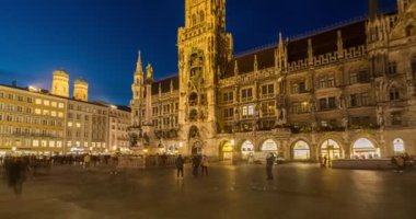 MÜZİK, Almanya - 23 Ekim 2019: Timelapse - Münih şehri Marienplatz Meydanı 'ndaki turistler gece aydınlandı. Ortaçağ saati, rönesans mimarisi. Munchen, Bavyera, Almanya