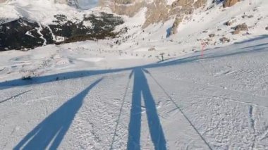 Canazei, İtalya - 29 Ocak 2020: FPV 'nin birinci şahıs bakış açısı POV' un Dolomitlerde kayak yapmaya hazırlanması ve sonra da alp kayağı yapmasıdır. Dolomitlerde kayak yapan insanlarla kayak merkezi piste.