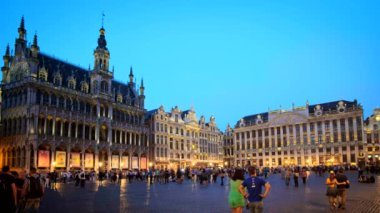 BRÜKSEL, BELGIUM - 31 Mayıs 2018: Grote Markt (Grand Place) Meydanı geceleri aydınlanan turistlerle dolu. Brüksel, Belçika