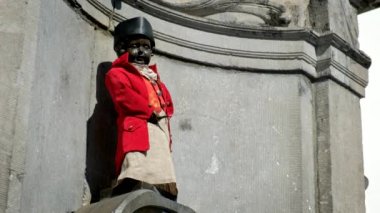BRÜKSEL, BELGIUM - 31 Mayıs 2018: Brüksel 'in ünlü turistik merkezi - Brüksel' deki Manneken Pi heykeli çeşmesi. Belçika, Bruxelles 'de işeyen bir çocuğun heykeli.