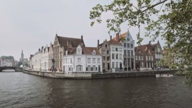 Bruges, Belçika - 29 Mayıs 2018: Bruges Kanalı 'nda ortaçağ mimarisinin eski tarihi evleri olan turizm teknesi
