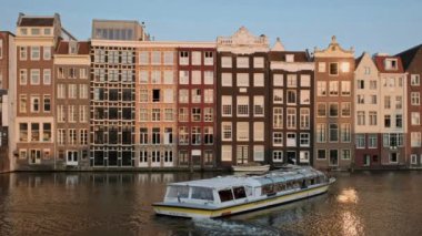 Amsterdam, Hollanda - 8 Mayıs 2017: Kanal gezisi turist teknede Amsterdam'da Damrak kanal ve İskele. Amsterdam, Hollanda başkentinin fazla yüz kilometre kanal vardır