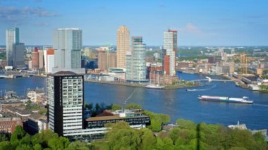 ROTTERDAM, NETHERLANDS - 14 Mayıs 2017: Euromast 'tan kargo mavnası gemisiyle Rotterdam şehri ve Nieuwe Maas nehri manzarası