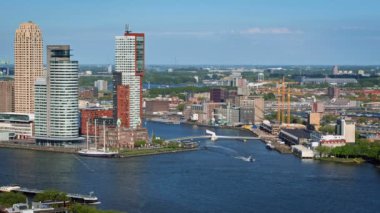 ROTTERDAM, NETHERLANDS - 14 Mayıs 2017: Euromast 'tan Motorlu Tanker gemisiyle New Holland Inn ve Nieuwe Maas nehri ile Rotterdam şehrinin görüntüsü