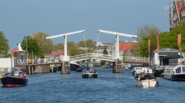 Haarlem, Hollanda - 6 Mayıs 2017: Haarlem, Hollanda Spaarne Nehri üzerinde Gravestenenbrug köprü ünlü turistik landmark altında geçen tekne