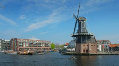 Haarlem, Hollanda - 6 Mayıs 2017: Harlem cityscape yel değirmeni De Adriaan Spaarne Nehri üzerinde ile. Haarlem, Hollanda