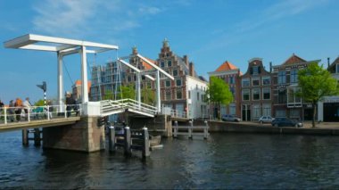 HAARLEM, NETHERLANDS - 6 Mayıs 2017: Gravestenbrug Köprüsü Spaarne Nehri üzerindeki ünlü turistik bölge