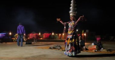 JAISALMER, INDIA - 16 NOVEMBER, 2019: Hintli tencereli dansçı - Thar Desert Jaisalmer, Rajasthan, Hindistan yakınlarındaki kabile folk müzisyenlerinin canlı müzikleriyle dans ediyor