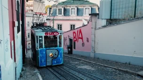 リスボン ポルトガル 2022年9月21日 サントアントニオのグラフィティとグロリアの奇妙なアセンサーダグロリアヴィンテージ鉄道ラインカーは レストランダ広場のダウンタウンにBombalineを接続しています — ストック動画
