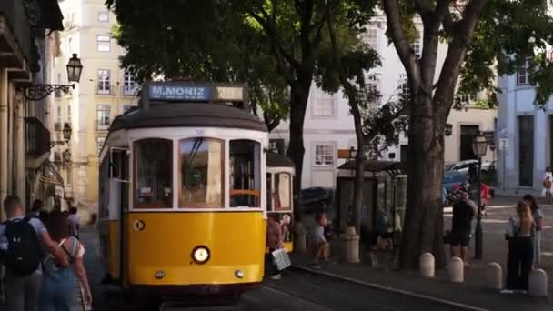 Lissabon Portugal September 2022 Beroemde Vintage Gele Tram Smalle Straatjes — Stockvideo