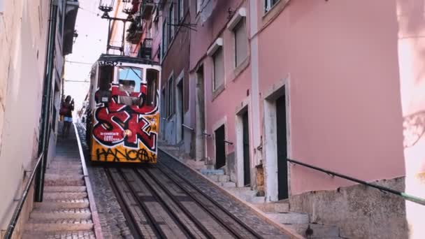 葡萄牙里斯本 2022年9月16日 里斯本市最典型的奇亚多社区之一的比卡电梯Bica Funicular Elevador Bica 黄色复古漏斗 — 图库视频影像
