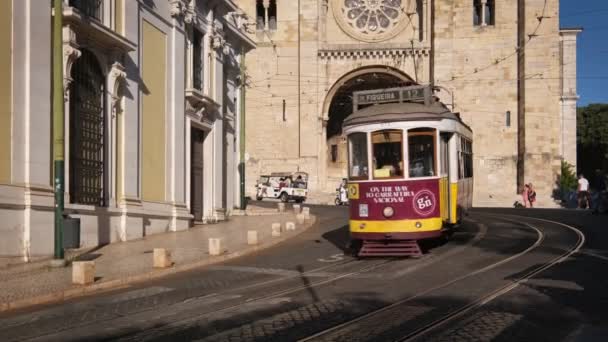葡萄牙里斯本 2022年9月4日 里斯本大教堂前著名的老式黄色电车12号 里斯本的象征 著名的旅游胜地和旅游胜地 — 图库视频影像