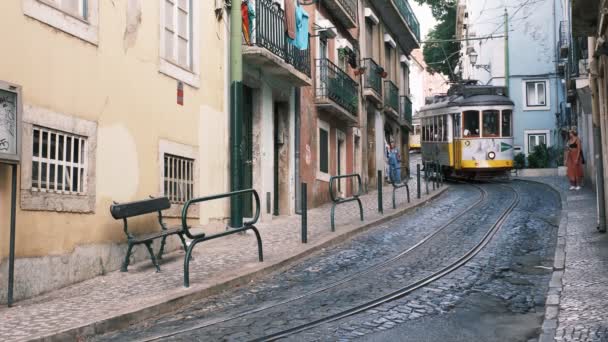 Lisbona Portogallo Agosto 2022 Famoso Tram Giallo Vintage Nelle Strette — Video Stock