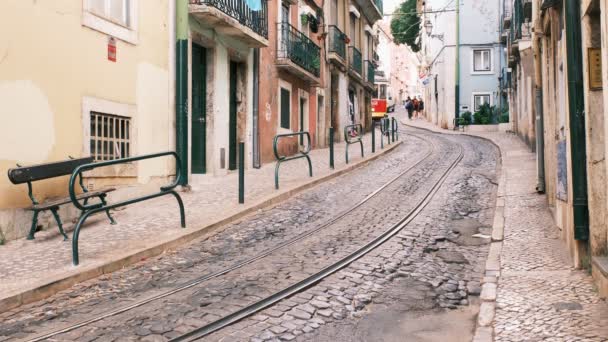 Lissabon Portugal Augustus 2022 Beroemde Vintage Gele Tram Smalle Straatjes — Stockvideo