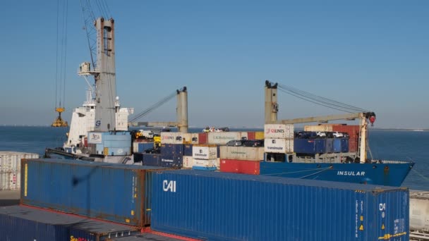 Lissabon Portugal August 2022 Hafenkran Belädt Kommerzielles Frachtcontainerschiff Auf Dem — Stockvideo