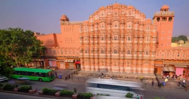 2019年11月2日 著名的陆标粉红Hawa Mahal宫的风向与人 交通交汇 Mughal艺术 文化遗产 Jaipur Rajasthan India 水平平底锅 — 图库视频影像