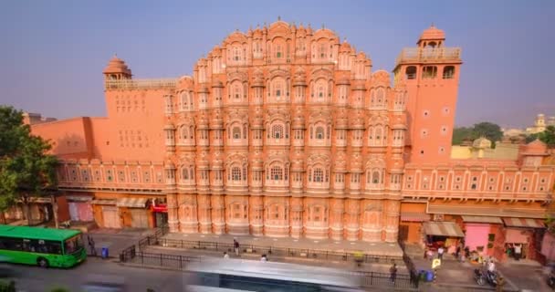 2019年11月2日 著名的陆标粉红Hawa Mahal宫的风向与人 交通交汇 Mughal艺术 文化遗产 Jaipur Rajasthan India 相机变焦了 — 图库视频影像