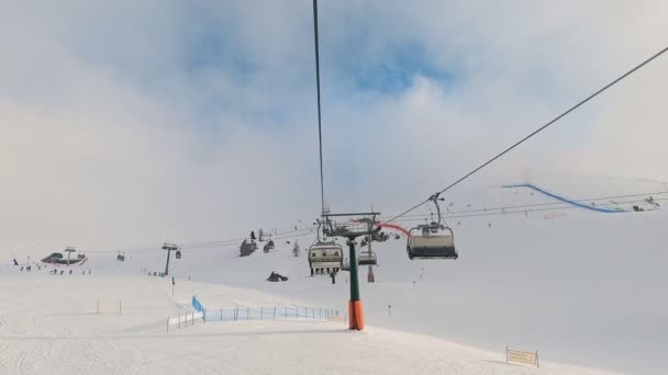이탈리아 카나제이 2020년 돌로미테스의 스키를 케이블 리프트 Pov를 관람할 1인칭 — 비디오