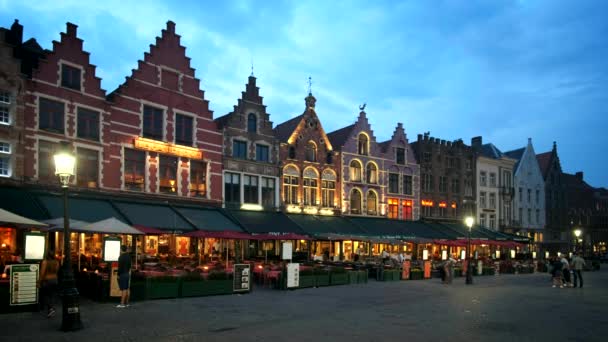 Bruges Belgium 2018年2月29日 ブルージュ グロッテス広場 夜に照らされた中世の家の観光カフェ — ストック動画